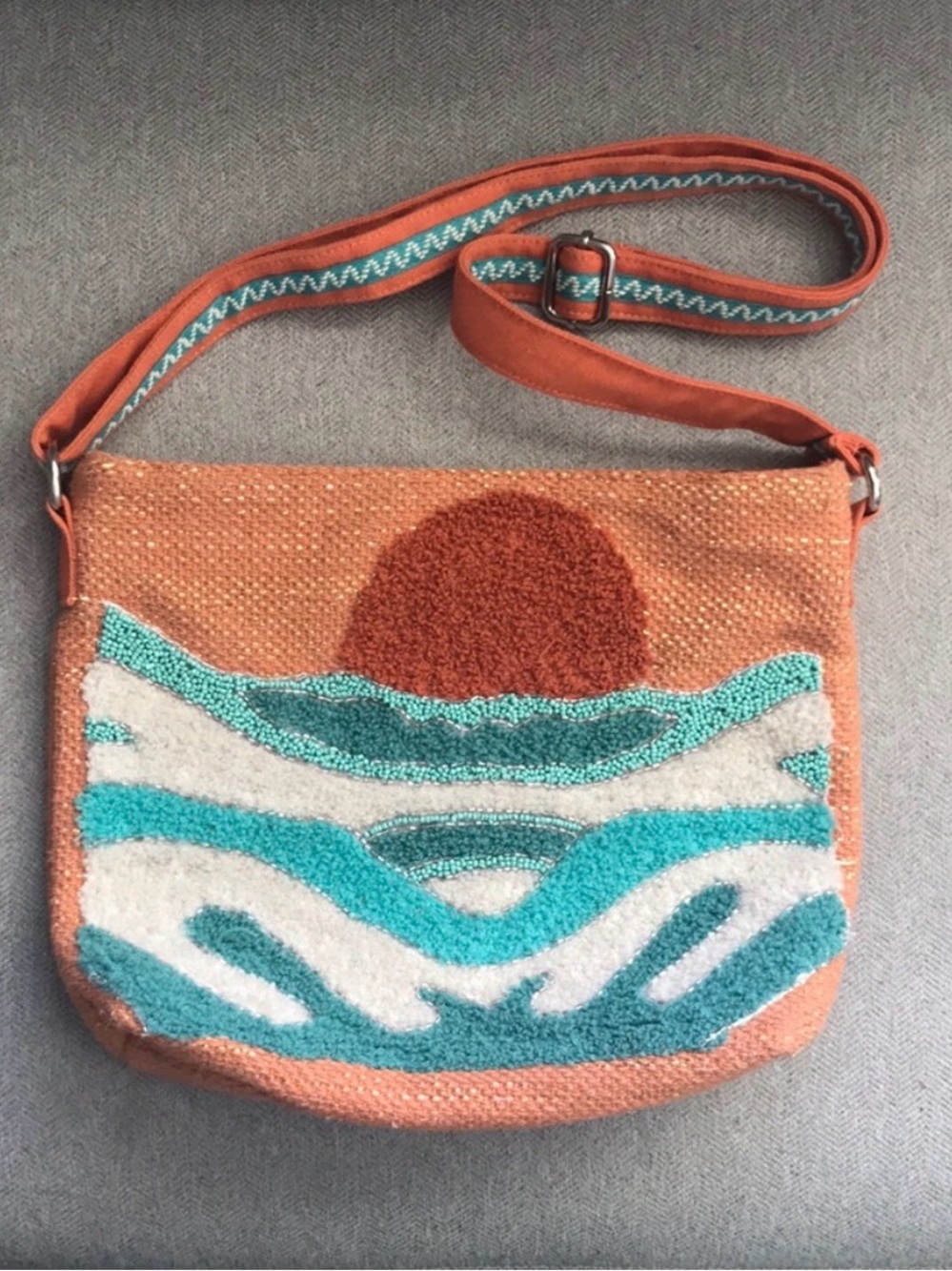 America @ Beyond beaded Sunset Wave Crossbody Bag - NWT - Picture 3 of 4